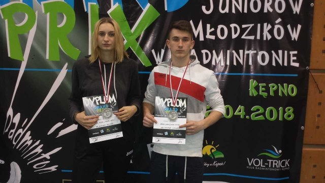 Dwójka badmintonistów Stali Nowa Dęba: Beata Mycek i Rafał Lejko po ceremonii dekoracji.