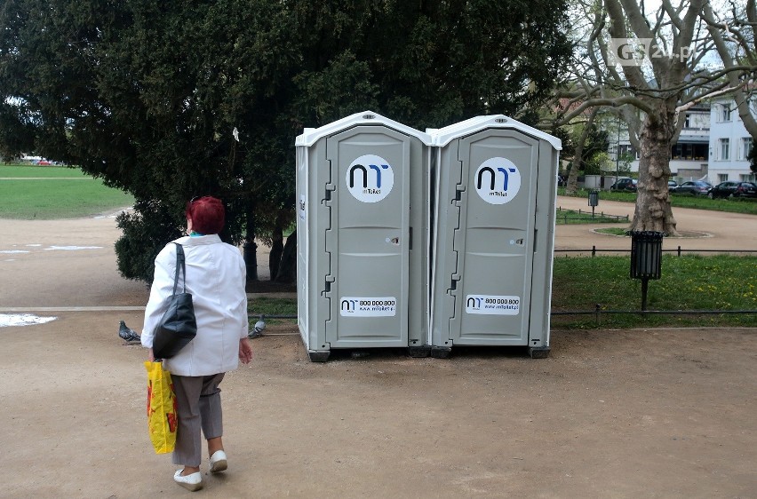 Zlikwidują przenośne toalety na Jasnych Błoniach w Szczecinie? Mieszkańcy mają pomysł na toaletę publiczną