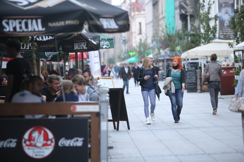 Letnie kino plenerowe na Mariackiej w Katowicach. "100 leżaków i ekran" [ZDJĘCIA]