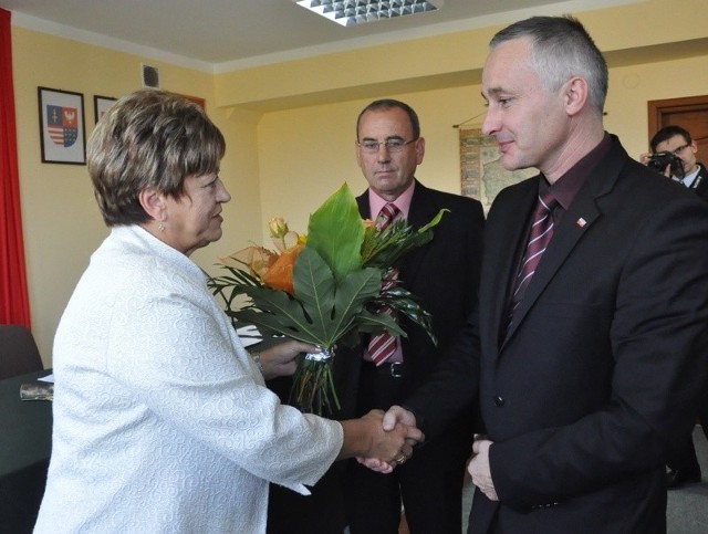 Przewodnicząca Rady Powiatu Helena Obara i jej zastępca  Czesław Kurcbart bukietem kwiatów podziękowali Michałowi Cichockiemu, do niedawna wiceprzewodniczącemu rady, za pracę dla powiatowego samorządu.