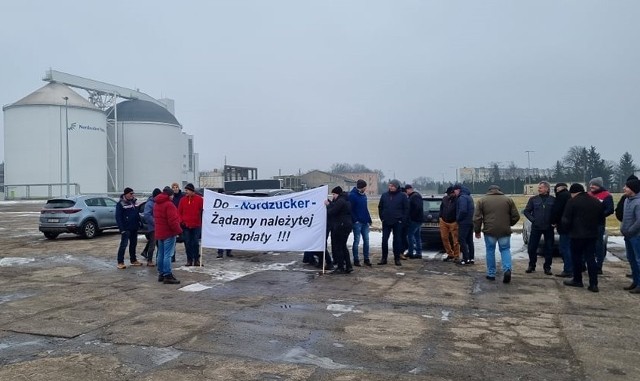 Przed cukrownią w Chełmży zaprotestowała grupa rolników