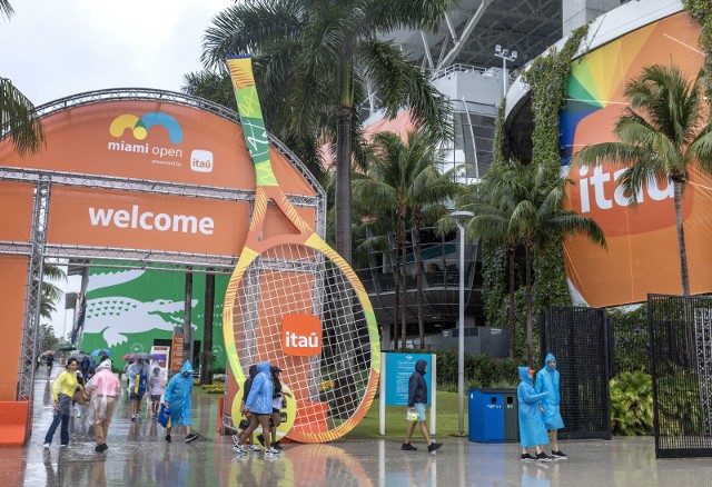 Deszcz daje się we znaki organizatorom tenisowego turnieju w Miami.