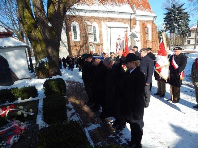 Poszczególne delegacje złożyły hołd i wiązanki kwiatów przed pomnikiem żołnierzy Armii Krajowej.