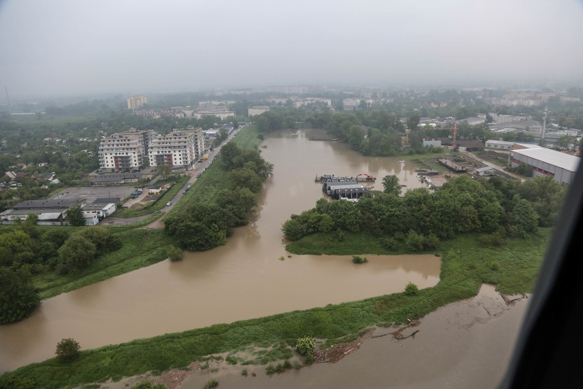 Powódź w Małopolsce. Policyjny Black Hawk monitoruje sytuację powodziową