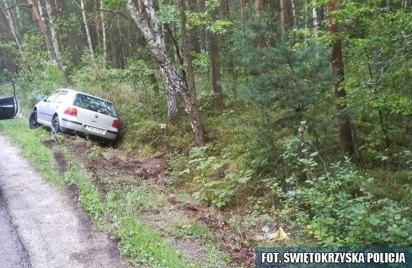 Volkswagen zjechał z drogi do rowu