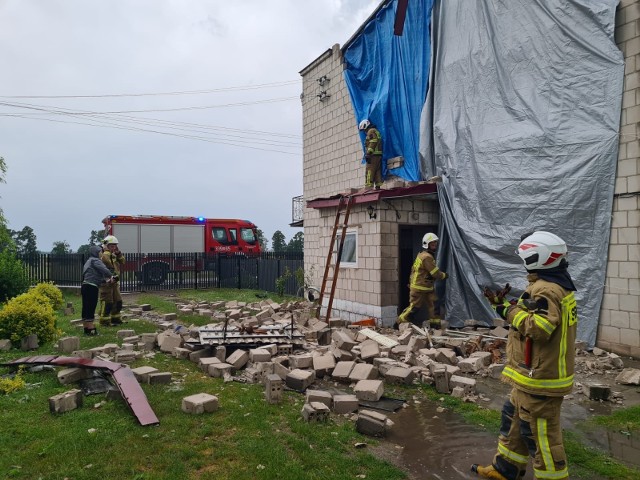 Nawałnica zniszczyła dom we wsi Kłonowiec-Koracz, w gminie Skaryszew.