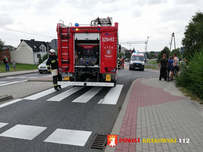 Wypadek w Przegini na drodze krajowej nr 94. Ranną osobą zajęli się ratownicy z pogotowia 