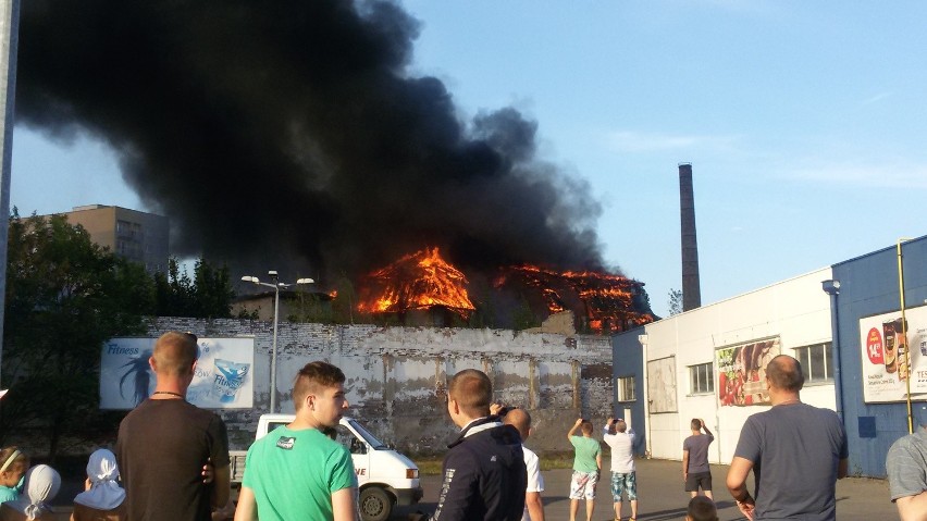 Pożar starej rzeźni w Chorzowie. Zobacz wideo...