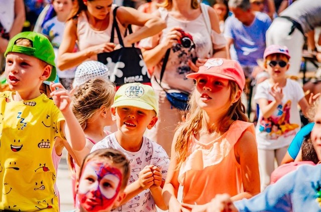 Prawie 1500 dzieci wzięło udział w pirackim Dniu Dziecka pod Szybem Prezydent w Chorzowie pt. "Ahoj przygodo!". Dla najmłodszych przygotowano dmuchany statek do zabawy i pokazy iluzjonisty, żonglera i animatorów w strojach pirackich. Dzieci miały okazję m.in. bliżej przyjrzeć się specjalistycznemu wyposażeniu policjantów oraz innych służb, czy też sprawdzić swoje umiejętności w jeździe na rowerze na profesjonalnie przygotowanym torze