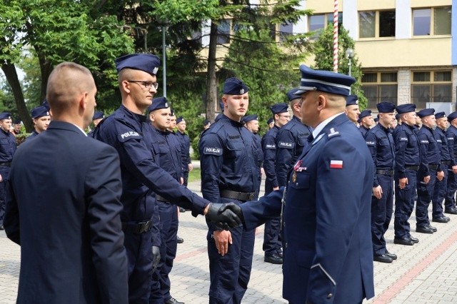 W czwartek, 16 lipca nowi funkcjonariusze policji złożyli ślubowanie. Przyjęli tez gratulacje od inspektora Michała Ledziona, komendanta Komendy Wojewódzkiej Policji z siedzibą w Radomiu (z prawej).