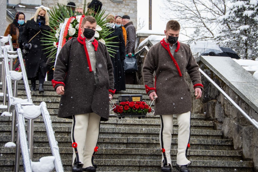 Zakopane. Pogrzeb Jerzego Zacharki - wicestarosty tatrzańskiego. Został pośmiertnie odznaczony Orderem Oficerskim Odrodzenia Polski 