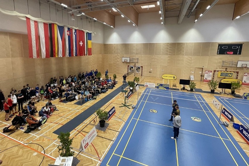 Dwoje młodych badmintonistów z Suchedniowa, Kaja Ziółkowska i Szymon Turski, rywalizowało w Austrii [ZDJĘCIA]