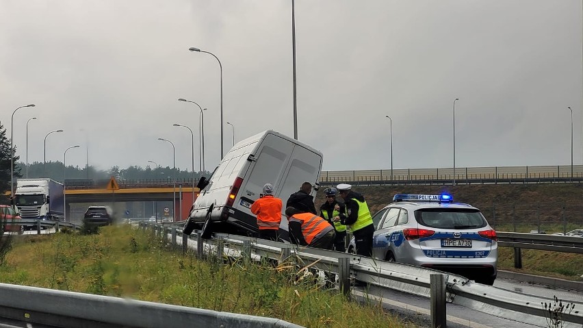 Auto zawisło na barierkach