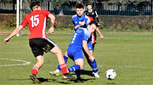 IV liga małopolska, grupa zachodnia: Unia Oświęcim - Wiślanka Grabie 2:0. Karol Dziedzic (w tyle, przodem) ważną asystą pożegnał się z babcią, nie mogą osobiście wziąć udziału w uroczystościach pogrzebowych