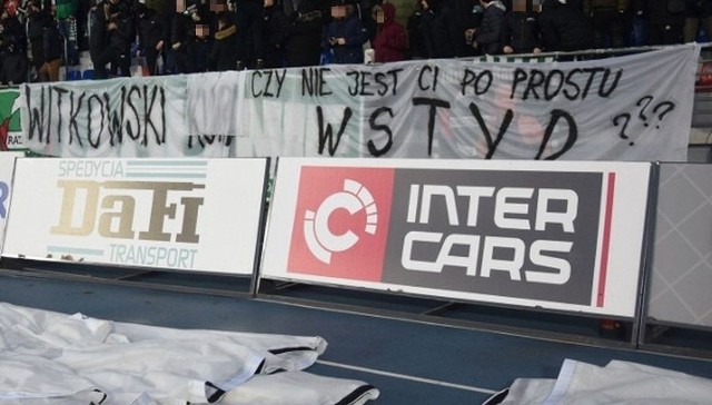 O ten transparent na stadionie przy Narutowicza rozpoczęła się awantura, która doprowadziła do jego zamknięcia.