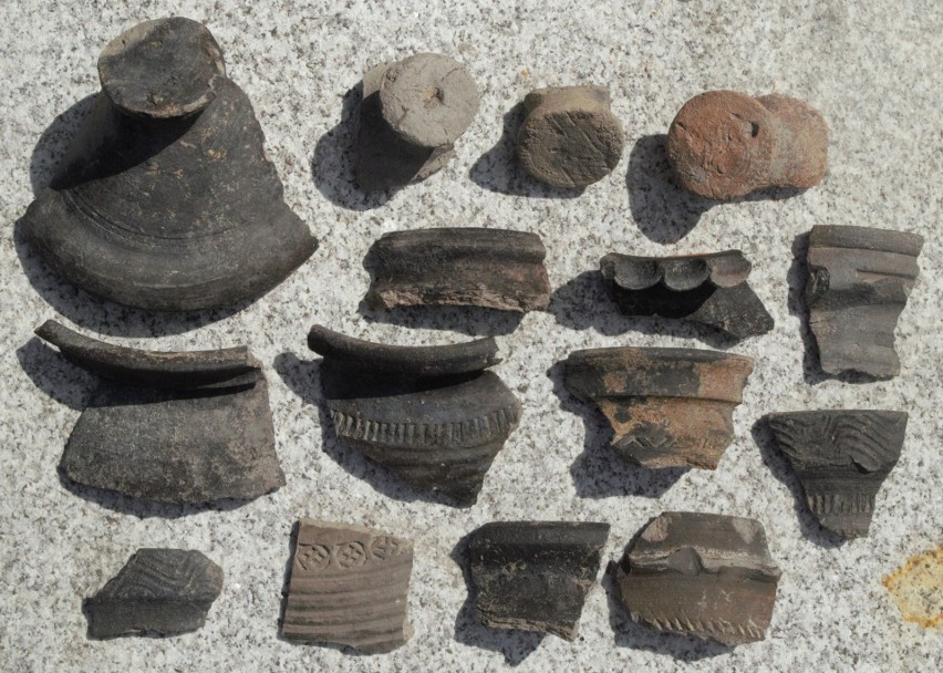 Archeolodzy odkryli liczne fragmenty późnośredniowiecznej...