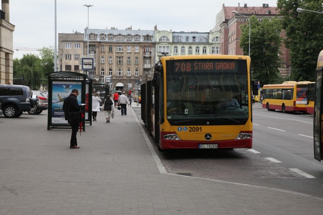 Autobusy stojące na przystanku przy Teatrze Wielkim zasłaniają widoczność autom, jadącym od ulicy Narutowicza