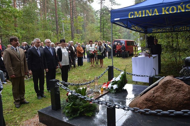 Wieniec przed pomnikiem złożyli przedstawiciele koneckiego samorządu (od lewej) radna Lidia Wiśniewska, wiceburmistrz Krzysztof Jasiński, burmistrz Michał Cichocki, radny Piotr Słoka