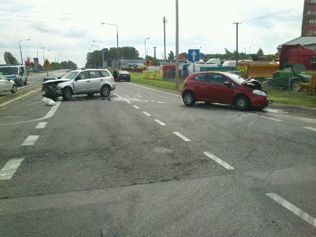 Na skrzyżowaniu krajowej siódemki z drogą lokalną w Wielogórze zderzyły się w środę subaru i fiat punto. 