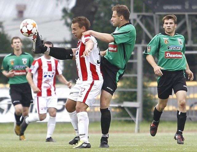W derbach Podkarpacia w Rzeszowie piłkarze "Stalówki&#8221; (w środku Marek Kusiak, obok Sebastian Hajduk, z prawej Tomasz Demusiak, z lewej Bartosz Rosłoń) zremisowali z Resovią 0:0.
