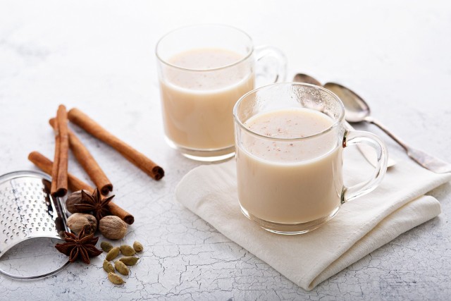 W Indiach podaje się herbatę z mlekiem i korzennymi przyprawami. Taka rozgrzewająca bawarka określana jest jako chai masala.