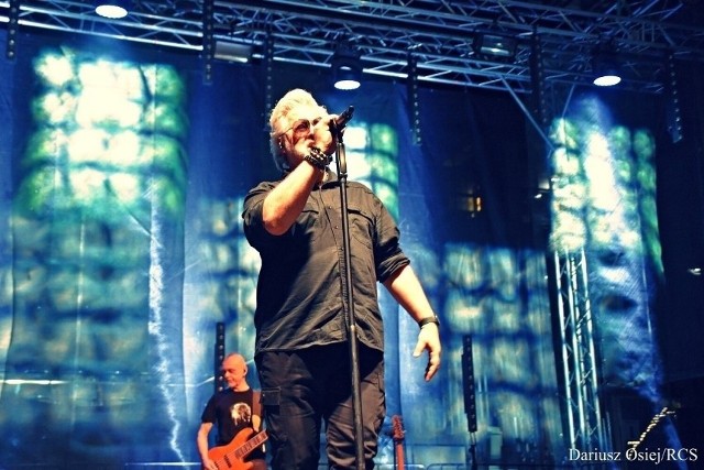 Artur Gadowski i zespół IRA podczas jubileuszowego koncertu w hali Radomskiego Centrum Sportu.