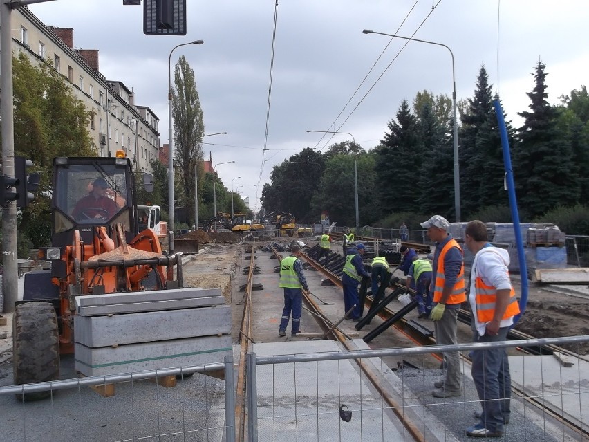 Wrocław: Nowy etap remontu Nowowiejskiej. Drogowcy układają torowisko (ZDJĘCIA)