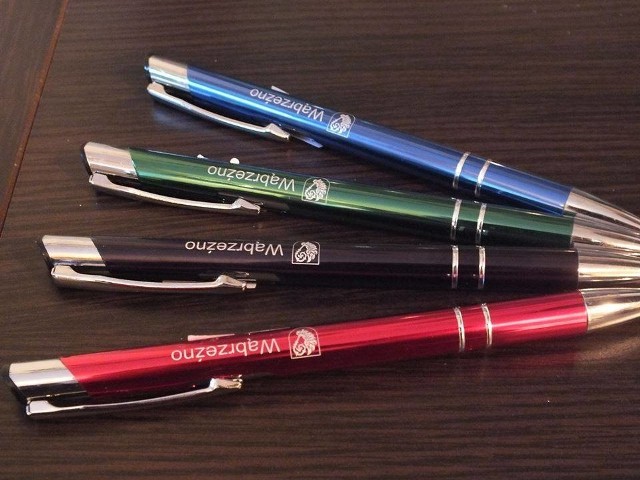 Tak wyglądają długopisy z herbem Wąbrzeźna. Dostępne są w czterech wersjach kolorystycznych
