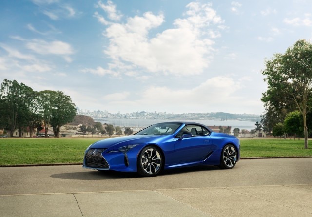 Lexus LC 500 Convertible.Za napęd odpowiada wolnossący silnik V8 o pojemności 5 l, który został sparowany z 10-stopniową, automatyczną skrzynią DirectShift,Fot. Lexus