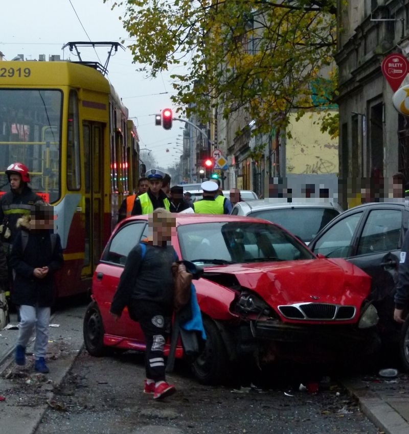 Wypadek na ul. Przybyszewskiego. Samochód zderzył się z tramwajem. Kierowca uciekł
