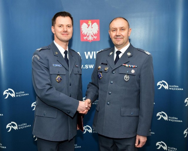 Mjr. Arkadiusz Skafiriak i dyrektor generalny Służby Więziennej gen. Jacek Kitliński.