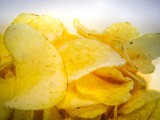 Tak chipsy niszczą zdrowie. Zobacz, co dzieje się z organizmem, kiedy jesz chipsy