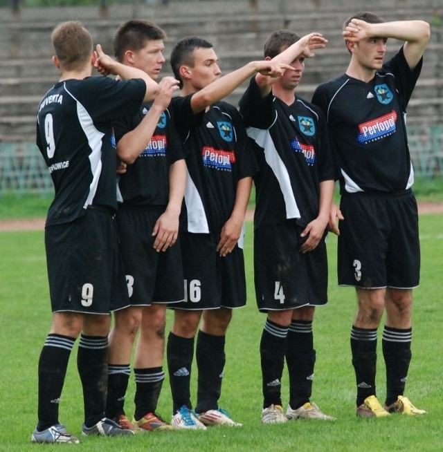 Piłkarze Juventy z niepokojem czekają na informacje dotyczące przyszłości trzecioligowej drużyny w Starachowicach. 