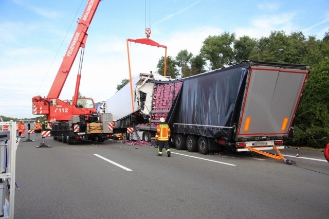 W poniedziałek na niemieckiej autostradzie A2 zginął 45-letni syn radnego gminy Trzebielino Igor T. Był kierowcą ciężarówki. Przód auta został zupełnie zmiażdżony, po tym jak wjechał w tył innego auta. Polski kierowca zginął na miejscu. (zida)