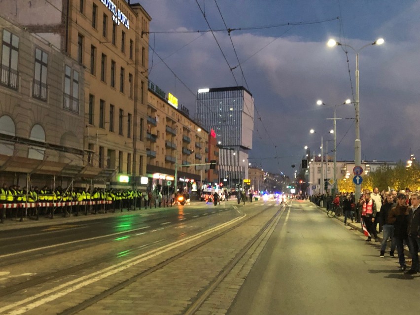 Marsz narodowców we Wrocławiu rozwiązany. Są ranni, wśród nich policjant. Dutkiewicz: Brak wsparcia policji. Ta odpowiada: Był pan tam?