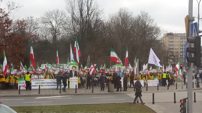 Konferencja Bliskowschodnia 2019 ZDJĘCIA Warszawa: Protest Irańczyków przed Stadionem Narodowym. Sprzeciwiają się reżimowi w Teheranie