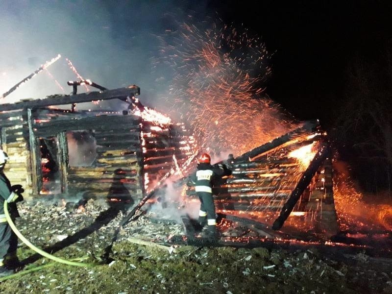 Popowice. Pożar drewnianego budynku. Strażacy trzy godziny walczyli z ogniem [ZDJĘCIA]