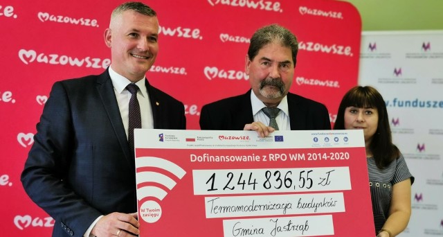 Wicemarszałek Mazowsza Rafał Rajkowski (z lewej) podpisał umowę z sekretarzem Albertem Bobrowskim i skarbnik Dorotą Wrzesień.