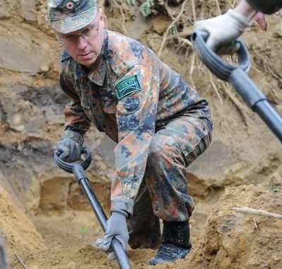 Tomasz Czabański podczas poszukiwań