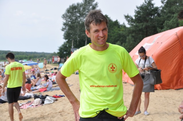 Konrad Korzeniowski w tym sezonie należy do grupy ratowników, służących nad zalewem w Jastrzębiu. Na co dzień jest nauczycielem wychowania fizycznego.