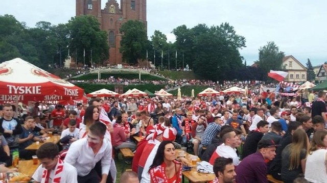 Niektórzy z miłośników futbolu z Inowrocławia, Mogilna i Żnina jeżdżą oglądać mecze na dużym ekranie w strefie kibica w Gnieźnie