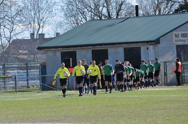 Pilkarze Leśnika/Rossy Manowo sprawili niespodzianke i pokonali w meczu IV ligi zespól Drawy Drawsko Pomorskie 1:0 (0:0).