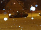 Zima wygrała: Samochody pozostawione przez kierowców zasypuje śnieg.