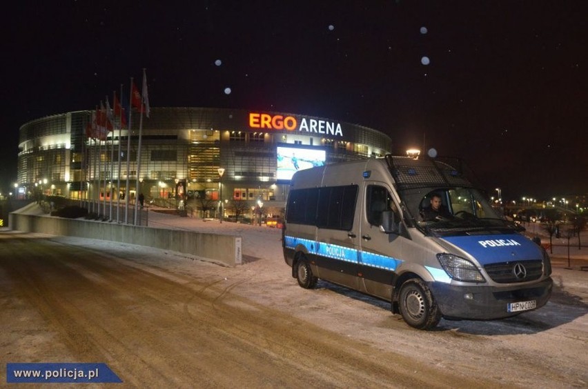 Ponad 7 tys. policjantów czuwało nad bezpieczeństwem kibiców...