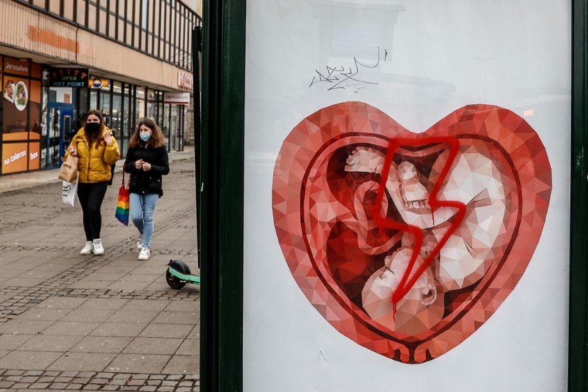 Plakaty kampanii ruchu pro-life uważane były za odpowiedź na protesty kobiet. W rzeczywistości mają promować hospicja perinatalne