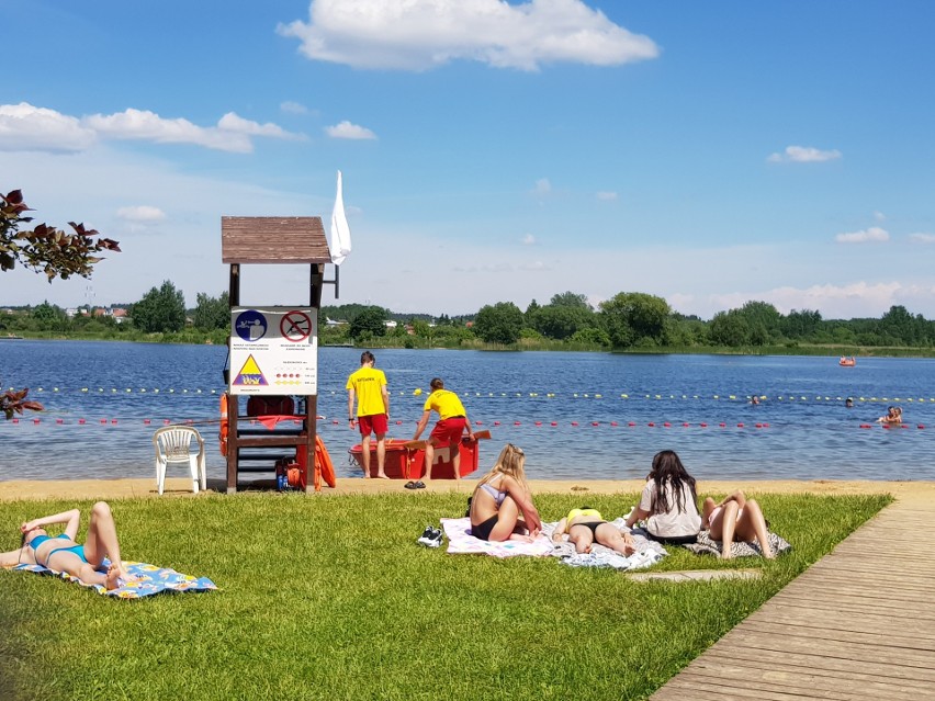 W gorące, środowe południe (8 czerwca) na plaży w Dojlidach...