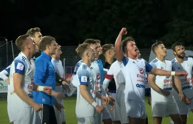 Zawodnicy Bałtyku Gdynia cieszą się ze zwycięstwa w Bytowie