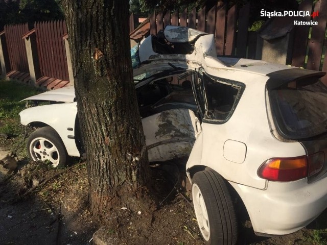 Jak wynika ze wstępnych ustaleń policjantów drogówki, kierowca hondy civic, z nieustalonych dotychczas przyczyn, stracił panowanie nad pojazdem, zjechał z drogi i uderzył w przydrożne drzewo - poinformowała kom. Aneta Orman, oficer prasowy Komendy Miejskiej Policji w Katowicach.