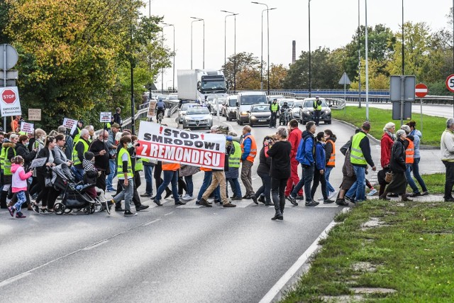 Protest miał trwać godzinę. Ostatecznie mieszkańcy blokowali Fordońską przez około 30 minut. Od czasu do czasu przepuszczali pojazdy.