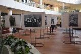 "Historia szkolnego mundurka" w Galerii Klif w Gdyni. Wystawa pokazuje historię przedwojennych szkół Gdyni [zdjęcia]